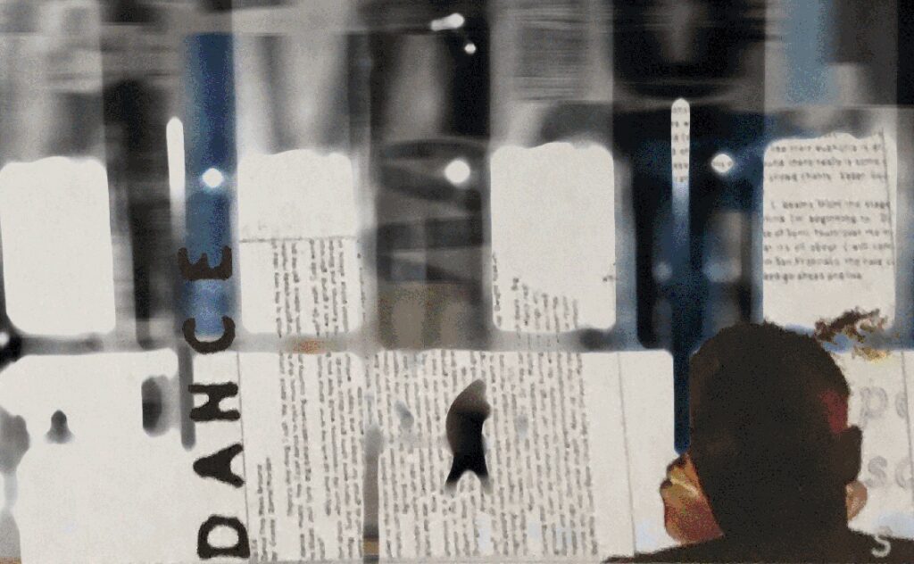 Übermalte Fotografie „Dance Alone“ von Olli Boehm: Fragmentierte Innenraumszene mit Spiegelungen, vertikalen Lichtflächen und überlagerten Textfragmenten; im Vordergrund die Rückenansicht einer einzelnen Person, moderne Mixed-Media-Fotokunst.