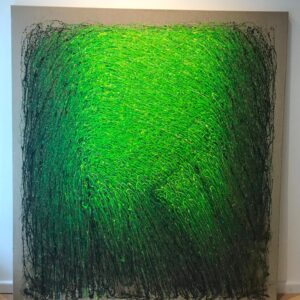 „Grüne Wiese“ von Sadik Uslu, Acryl und Öl auf naturbelassener Leinwand, Materialeinschlüsse (Sand/Erde), 145 × 160 cm – Originalgemälde bei Favori Art