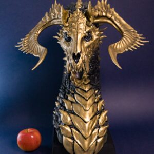 „Vor’Gash – The Aspect of Death“ von Winton Afrić, Handgefertigte Skulptur (gegossene Edition, handbemalt) auf Holzsockel, ca. 40 cm Höhe inkl. Sockel, 1.2 kgLimitierte Edition, nummeriert & signiert – Skulptur bei Favori Art