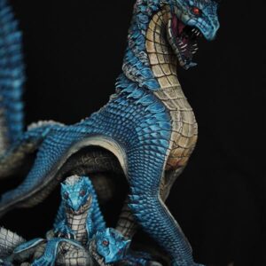„Tobi Kadachi – Matriarch“ von Winton Afrić, Handveredelte Unikat-Kunstskulptur (Resin/Kunstharz, Studioarbeit), ca. 40 cm Höhe, ca. 0, 5 kg GewichtEinzelstück (nicht Teil einer Edition) – Skulptur bei Favori Art