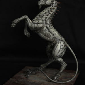 „Keras - Skulptur“ von Winton Afrić, Einzelstück (nicht Teil einer Edition), Handveredelte Unikat-Kunstskulptur (Resin/Kunstharz)ca. 25 cm Höhe, ca. 0, 3 kg Gewicht – Skulptur bei Favori Art