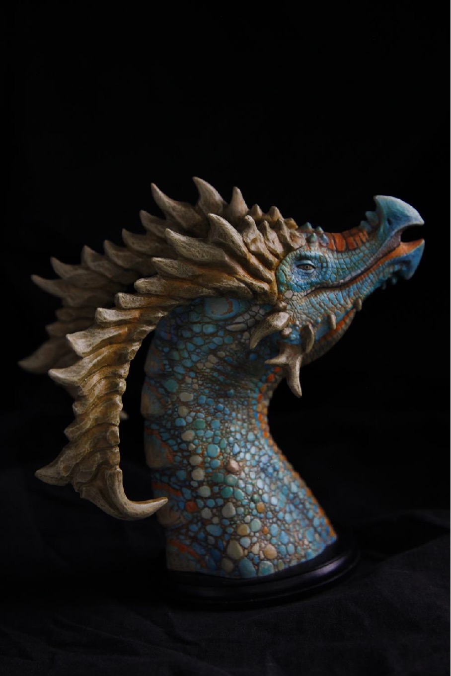 „Enshareth – Water Variant“ von Winton Afrić, Einzelstück (nicht Teil einer Edition), Handveredelte Unikat-Kunstskulptur (Resin/Kunstharz)ca. 25 cm Höhe, ca. 0, 3 kg Gewicht – Skulptur bei Favori Art