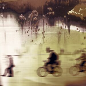 „Colorful Promenade“ von Olli Boehm, Übermalte Fotografie auf Leinwand, 100 x 150 cm – Fotografie / Mixed Media bei Favori Art
