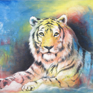 Neon Tiger“ von Erich Graf: liegender Tiger frontal vor leuchtend blau-gelb-rotem Hintergrund, Acryl auf Leinwand, 60×80 cm.