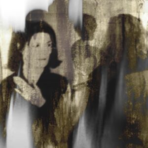 Abstrakt-figuratives Porträt von Olli Böhm in Grau- und Schwarztönen: eine teils verhüllte Person mit sichtbarem Gesicht und erhobener Hand, überlagert von vertikalen Schleiern und goldbrauner Patina-Textur auf hellem Hintergrund.